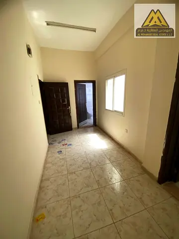 الشقة تتميز بمساحة ممتازة وبلكونة مميزة جداً، مع مطبخ مغلق وتكييف سبليت، بالإضافة إلى صيانة مجانية على المالك، لتوفر سكن مريح ومناسب بسعر ممتاز.
