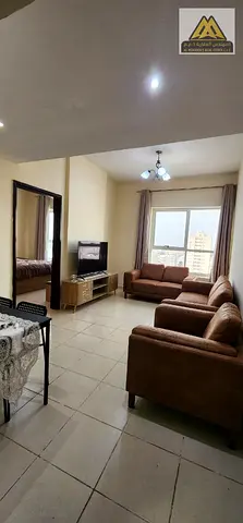 غرفة نوم وصالة واسعة مفروشة بالكامل بفرش راقٍ ومميز خزائن حائط تكييف مركزي