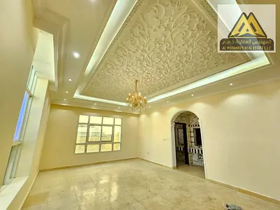 The villa features a large layout and is suitable for residential family living or commercial use, in a prime location close to all services and main