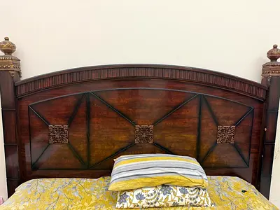 Classic Dark Wood Headboard King Size Bed for Sale with Mattress