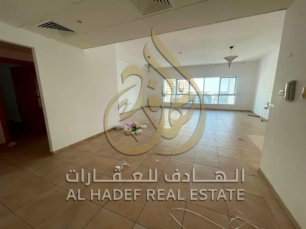 باركينج وجيم ومسبح مجانًا – تكييف مجانًا على المالك – شهر مجانًا – غرفة خادمة ماستر – خزائن بالحائط – موزّع للخصوصية .