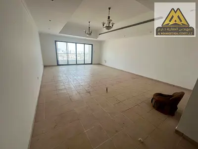 3 غرف وصالة بمساحة كبيرة جداً جميع الغرف ماستر 5 حمامات غرفة خادمة ماستر خزائن حائط في جميع الغرف وغرفة الخادمة بلكونة بإطلالة ممتازة على شارع رئيسي