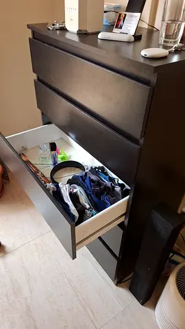 Dark wood 4-drawer chest / dresser in good condition