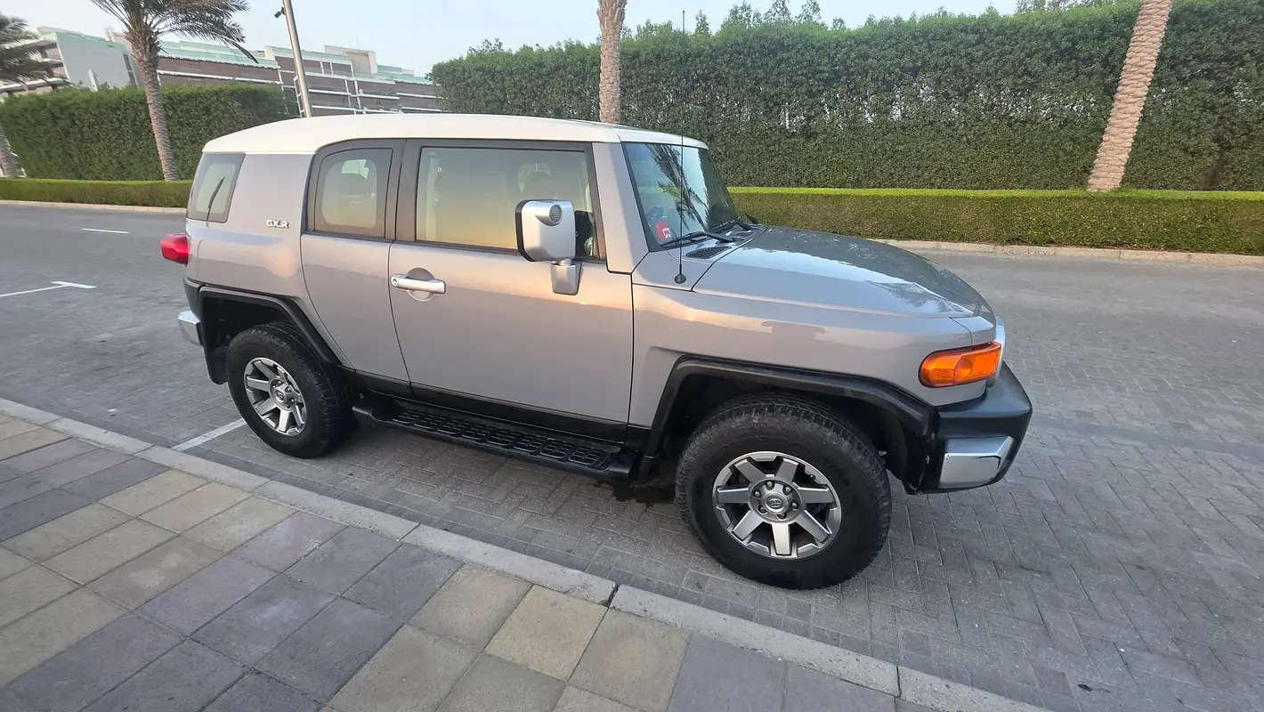 Toyota FJ Cruiser 2017 — photo 1 of 9