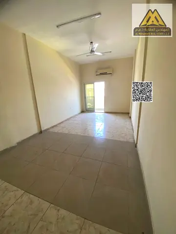 استوديو مميز ببلكونة رائعة ومطبخ منفصل ومساحة كبيرة جداً في موقع حيوي