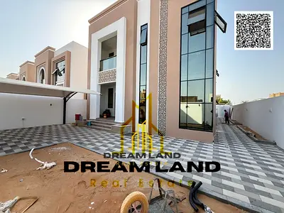 تشمل المياه والكهرباء والتكييف؛ فيلا ضخمة تضم 5 غرف نوم رئيسية (ماستر) مزودة بخزائن مدمجة، بالإضافة إلى سطح (روف)، وهي معروضة للبيع حالياً