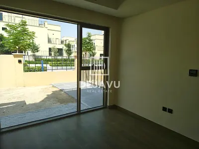 Vacant 5BR Townhouse | Spacious Layout