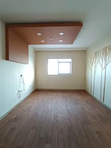 English: For rent: spacious 1-bedroom apartment in Al Nahda, Sharjah The apartment consists of 1 bedroom, a living room, 1 bathroom, and a kitchen wi