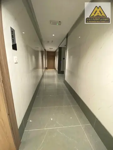 غرفة وصالة بمساحة ممتازة وتصميم عصري. بلكونة بإطلالة مفتوحة. 3 حمامات. تقسيمة داخلية مميزة توفر الراحة والخصوصية. تشطيبات راقية وعالية الجودة.
