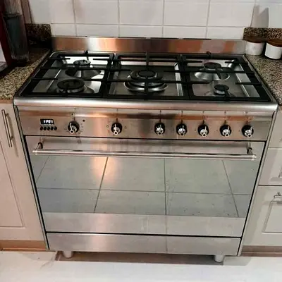 Smeg Concert range cooker features a stainless steel finish and five gas burners.Brand: SmegModel: L