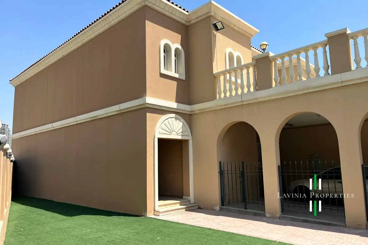 CORNER VILLA | 2 PARKINGS | PRIVATE GARDEN