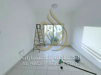 غرفة وصالة للإيجار في المجاز 3 الشارقة بإطلالة مفتوحة وبلكونة غرفة ماستر 2 حمام مطبخ كبير صيانة مجانية موقع مميز قريب من الكورنيش وسهل المخرج لدبي الس