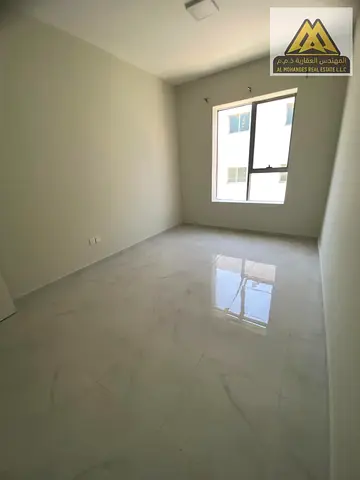 شقة غرفة وصالة بمساحة كبيرة جداً للإيجار السنوي في الروضة 3 عجمان شارع الشيخ عمار مباشرة