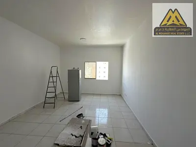 استوديو واسع للإيجار السنوي بموقع مميز على شارع رئيسي مقابل أبراج عجمان ون مع باركن قريب وتكييف مركزي وصيانة مجانية
