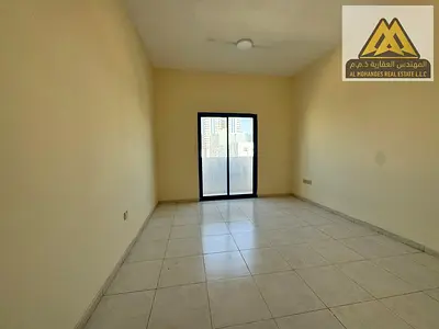 الشقة تتميز ببلكونة وإطلالة جيدة مع تكييف مركزي، وتوفر سكن مريح في منطقة مميزة وقريبة من كل الاحتياجات اليومية.