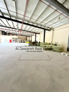 Warehouse with a distinctive showroom available for annual rent in the Emirate of Umm Al Quwain; sui