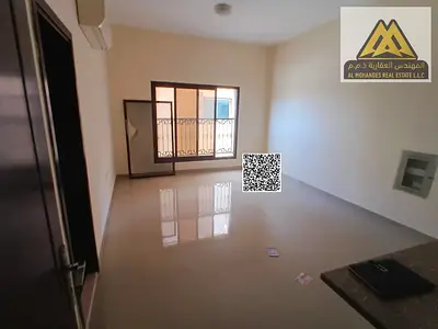 إضاءة طبيعية رائعة ومساحة واسعة على شارع الشيخ عمار مباشرة تمنحك الراحة والسكن المميز