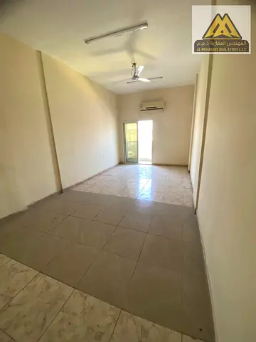 فرصة سكنية متميزة للإيجار السنوي في منطقة الروضة 3 بمدينة عجمان استوديو بمساحة شاسعة جداً، مطبخ منفصل، وشرفة مميزة مباشرة على شارع رئيسي
