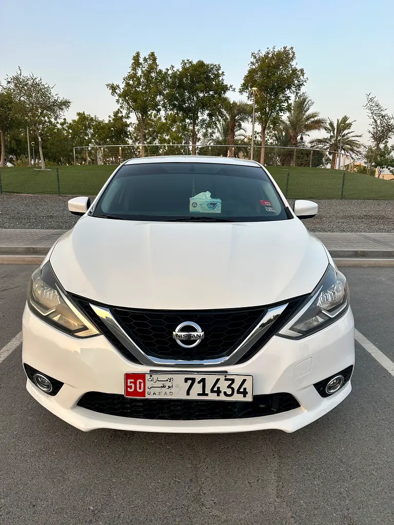 Nissan Sentra 2018 — photo 1 of 16
