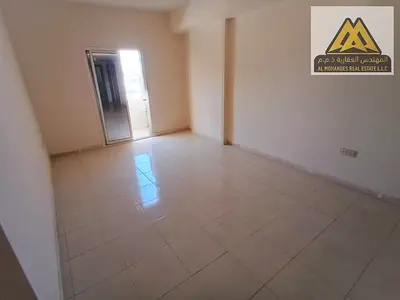 تتميز ببلكونة ومطبخ مغلق وتكييف مركزي، داخل بناية عائلية هادئة، مع صيانة مجانية على المالك، في موقع حيوي قريب من جميع الخدمات وسهل المخرج إلى الشارقة