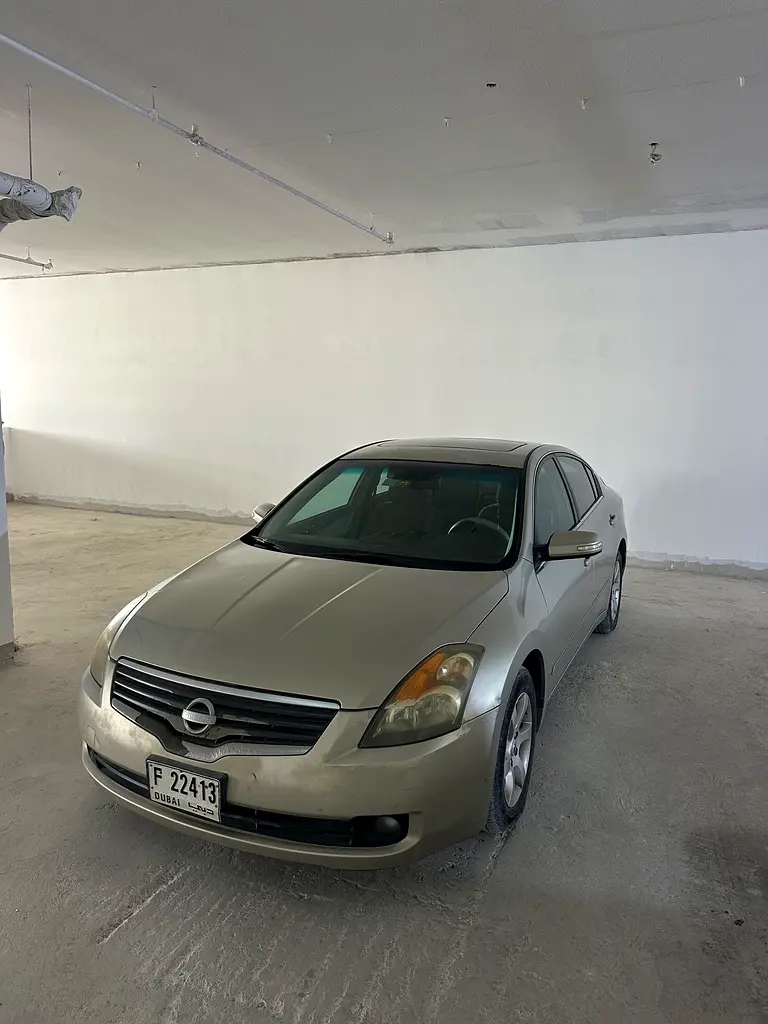 Nissan Altima 2009 — photo 1 of 2