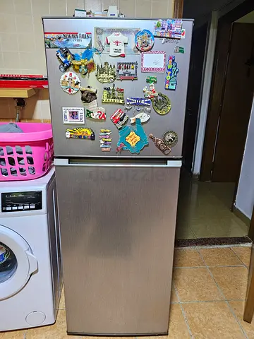 Silver top-freezer refrigerator in good working condition Terim Simens