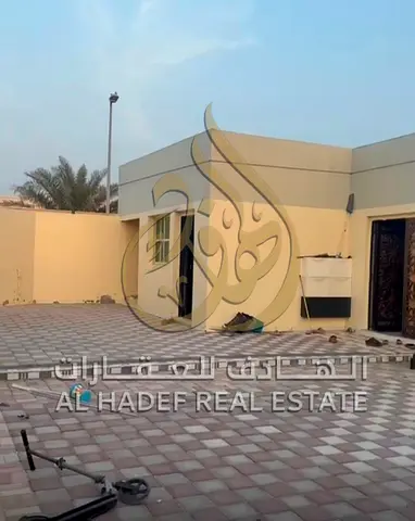 صالة واسعة مجلس مستودع حمام خارجي ملحق جديد حوش واسع موقع قريب من جميع الخدمات والمرافق مناسب للسكن العائلي أو الاستثمار