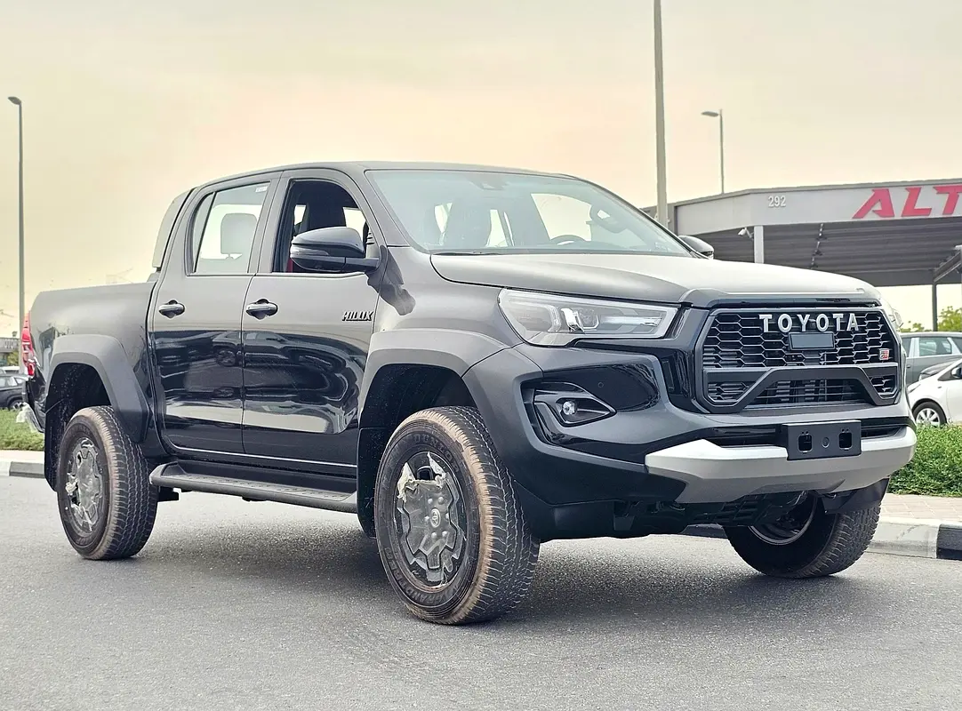 Toyota Hilux 2025 — photo 1 of 17