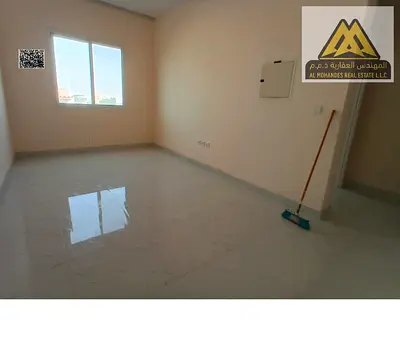 للإيجار غرفة وصالة بالروضة 2، مساحة كبيرة، 2 حمام، تشطيب ممتاز، شارع الشيخ عمار، 32000 درهم، 4 دفعات.