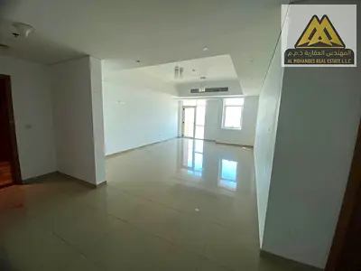 ثلاث غرف نوم واسعة وصالة كبيرة بتصميم عملي، بالإضافة إلى غرفة خادمة.  غرف ماستر توفر  3 حمامات