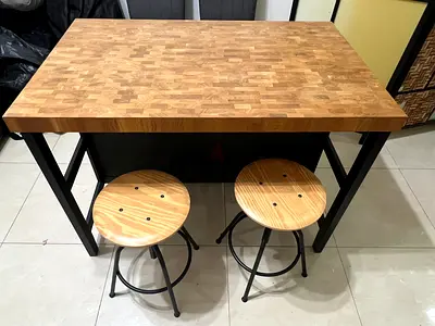 Kitchen counter with 2 stools