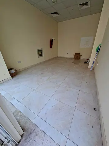 🏪 Small shop for rent fi Al Shuwaiheen, Sharjah. 3ala main road, central AC, may available. Rent 2