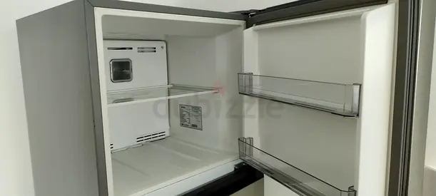 Compact top-freezer refrigerator