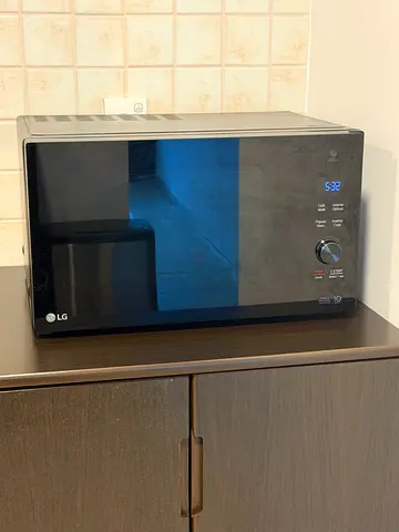 LG Countertop Microwave Oven - Excellent Condition