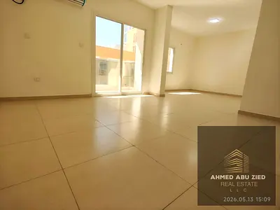 شقة غرفتين وصالة بالمجاز 2 على شارع الوحدة، مطبخ مغلق، بلكونة، إطلالة مفتوحة، تهوية ممتازة، وموقع حيوي قريب من الخدمات ودبي