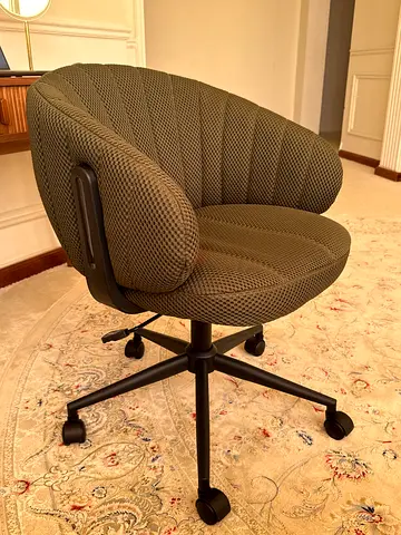 Comfortable swivel office/desk chair - breathable mesh, good condition