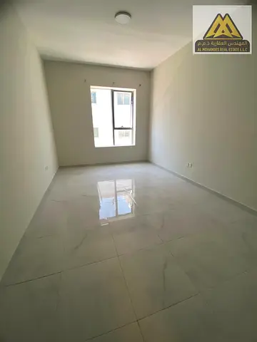 غرفة وصالة حمام مساحة واسعة جداً