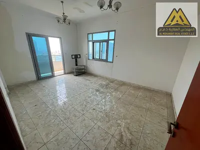 فرصة مميزة للإيجار السنوي شقة غرفة وصالة بموقع حيوي في الراشدية 3 – عجمان، بتصميم عملي وصالة منفصلة وبلكونتين، مع تكييف مركزي وصيانة مجانية على المالك