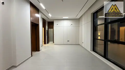 فرصة مميزة لامتلاك فيلا بتصميم مودرن راقٍ في منطقة الياسمين بعجمان، تجمع بين الفخامة والراحة مع تشطيبات عالية الجودة وموقع هادئ قريب من جميع الخدمات.
