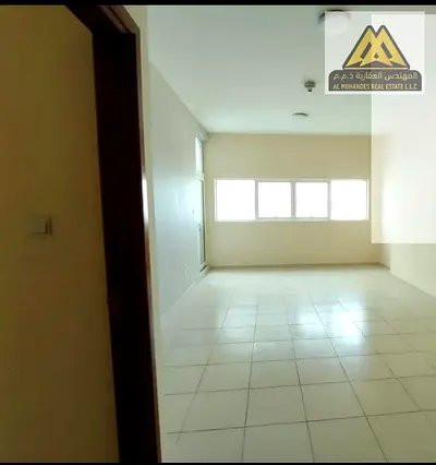 شقة للبيع غرفة وصالة في أبراج عجمان ون طابق 4 مساحة كبيرة إطلالة بحرية