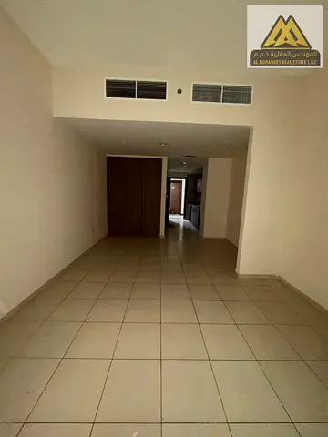 استوديو بمساحة كبيرة باركن فري تكييف مركزي مطبخ شبه مفصول صيانة فري تصميم عملي ومناسب للسكن