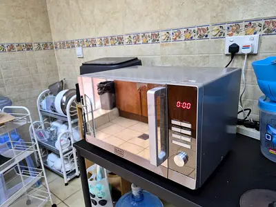 Microwave Oven Black  Decker 30 litre capacity with grill