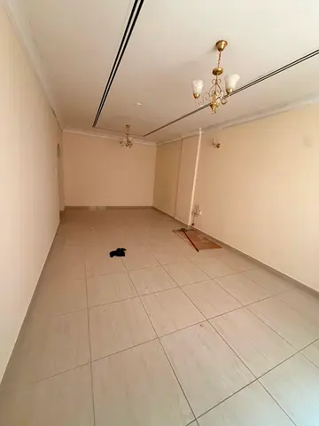 شقة للإيجار السنوي في القليعة بإطلالة بحرية رائعة، غرفتان وصالة مع بلكونة وخزائن حائط وجيم ومسبح، شامل التصديق
