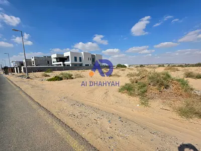 بأفضل سعر في السحمة 2 الشارقة! أرض سكني استثماري (أرضي+طابقين) بموقع لقطة مباشرة على شارع خورفكان وقريبة جداً من الحديقة والمسجد والخدمات الرئيسية