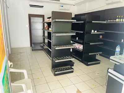 محل تجاري واسع بمساحة 721 قدم مربع للإيجار | مجمع جريس | موقف سيارات جانبي