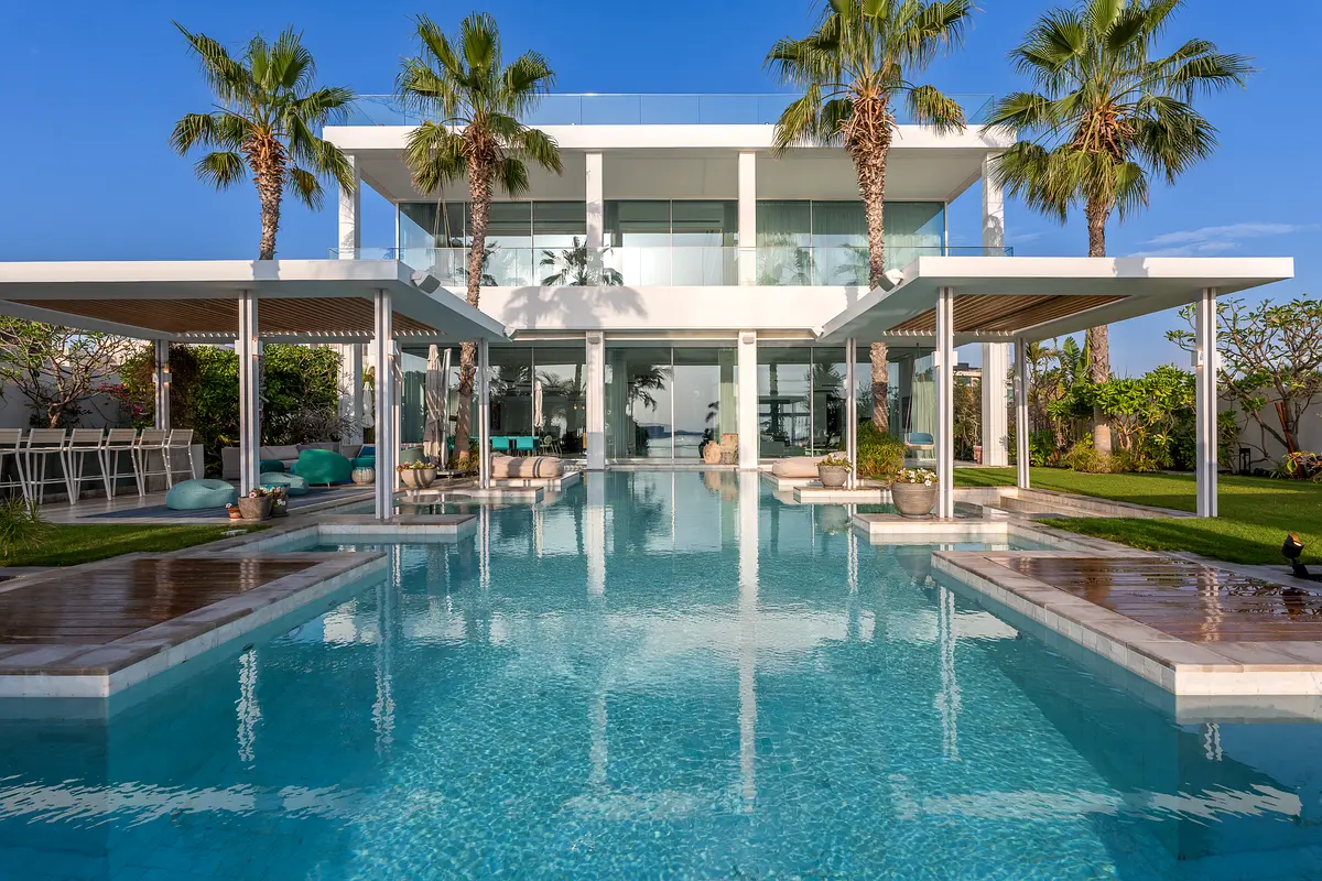Rare Villa on The Beach in Jumeirah Bay Island
