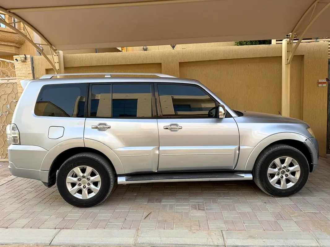 Mitsubishi Pajero 2011 — photo 1 of 7