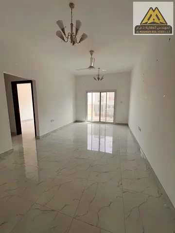 Two-bedroom apartment with a living room, excellent condition, very spacious, very reasonable price, and located in a lively area throughout the day.