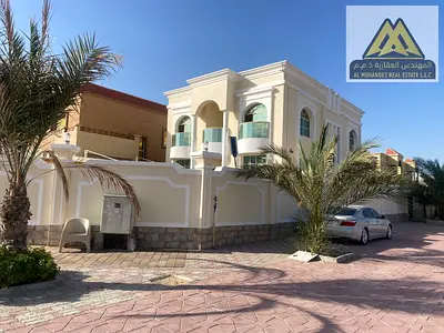 • 5 bedrooms • Living room • Family lounge • Equipped kitchen • Storage room • Large yard