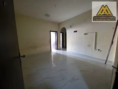غرفتا نوم واسعتان  صالة معيشة كبيرة  بلكونة بإطلالة على الشارع الرئيسي  مساحات داخلية واسعة  تشطيب جيد وإضاءة طبيعية ممتازة
